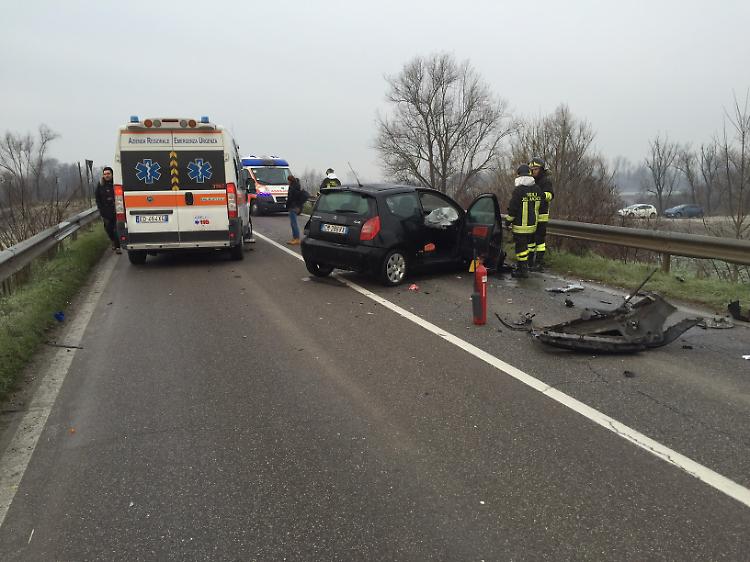 Violento scontro frontale senza gravi conseguenze