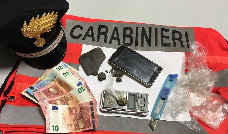 Hashish e 'kit dello spacciatore': 23enne arrestato e condannato
