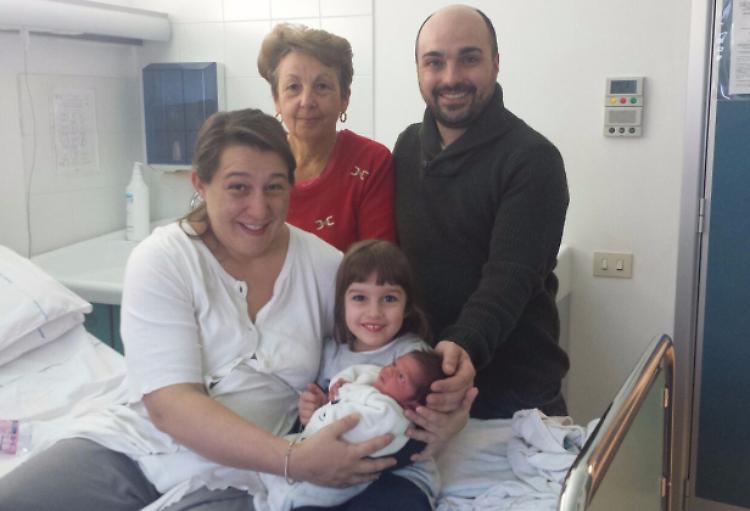 Parto 'lampo' nel salotto di casa