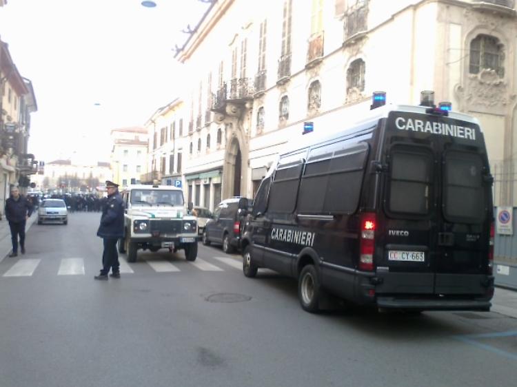 Attivisti dei centri socialioggi di nuovo in piazza