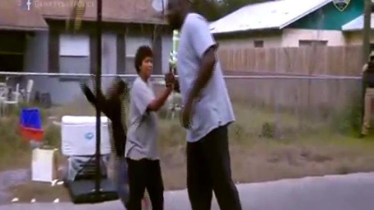 Il poliziotto si unisce alla partita di basket e porta Shaquille O'Neil