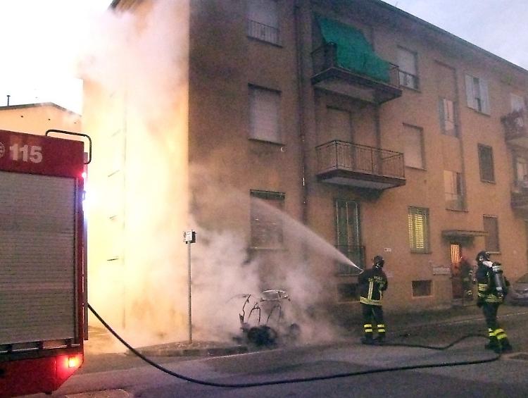 Scantinato va a fuoco, palazzina invasa dal fumo
