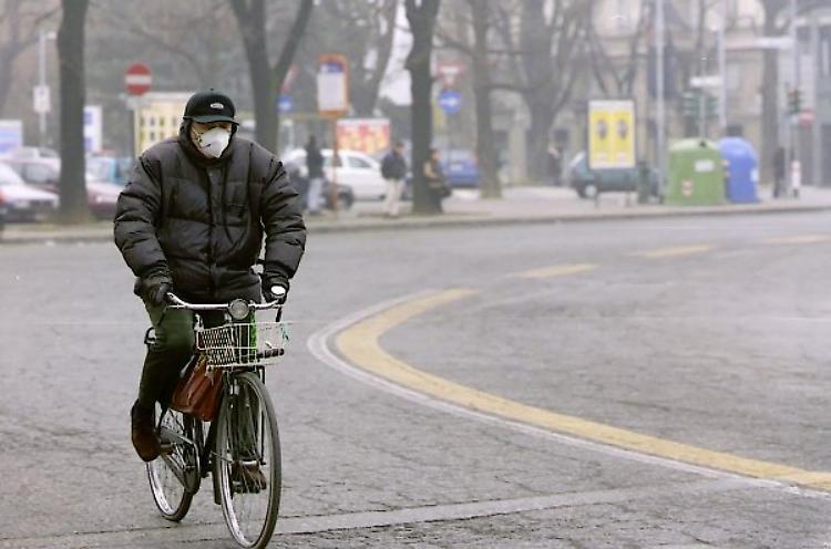 Lo smog non molla la presa
