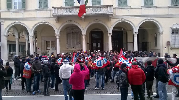 Vertenza Composad, presidio davanti al comune