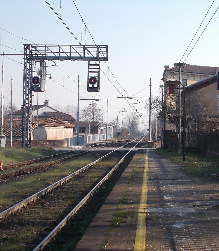 Auto contro il passaggio a livello, disagi al traffico su strada e ferrovia