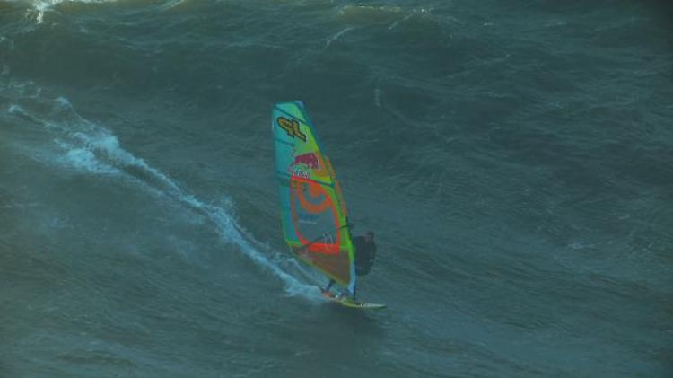 Portogallo, windsurfer sfida l'onda gigante: il primo a domare Nazaré