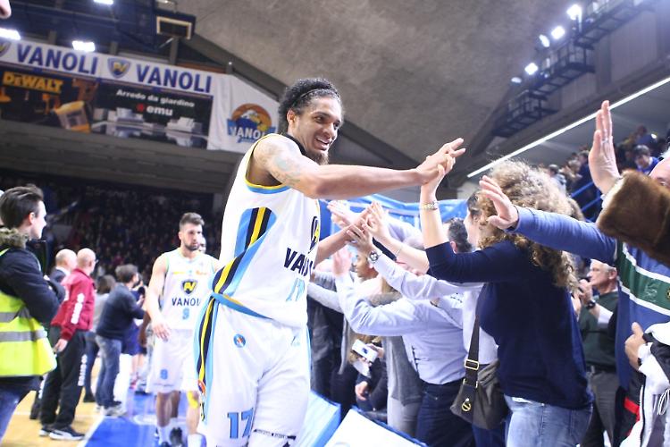 Vanoli miracolosa,  Venezia ko all'overtime (74-73)