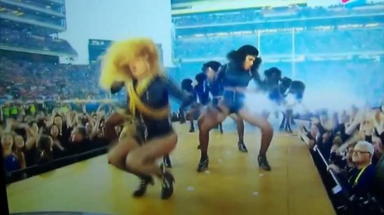 Super Bowl 2016, Beyoncé show: scivola sui tacchi (forse no)