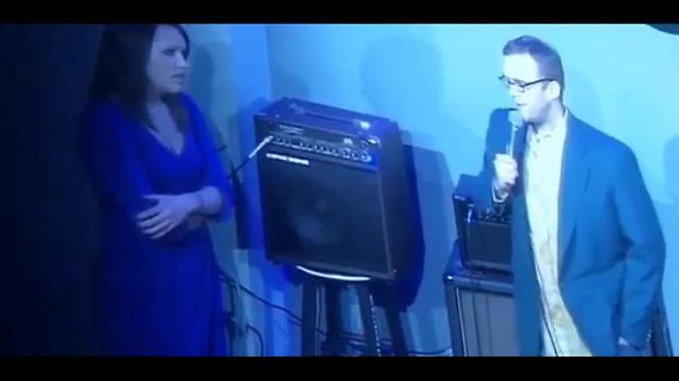 La proposta finisce male: attore lasciato sul palco dalla fidanzata