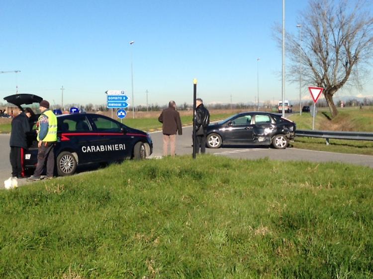 Scontro al 'solito' rondò, ferito un 58enne cremonese
