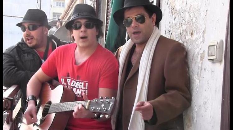 Via Gluck, sosia e amici di Celentano al flash mob contro il degrado