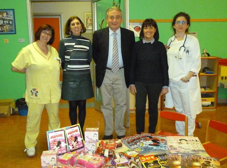 Papà separati, figurine Panini in dono ai piccoli della Pediatria