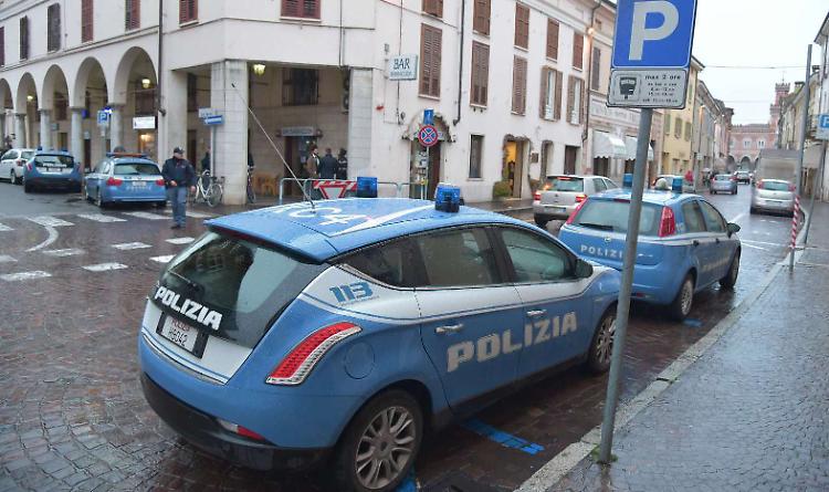 Questura, stranieri irregolari e documenti falsi: Ufficio Immigrazione al lavoro