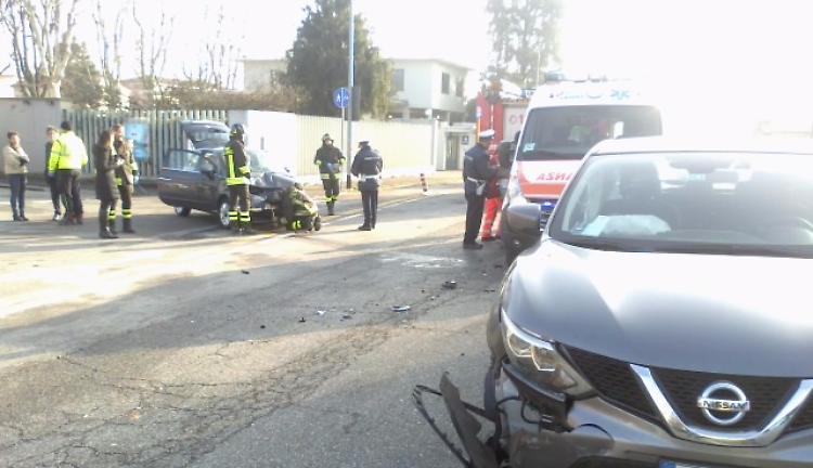 Schianto in via Milano senza gravi conseguenze