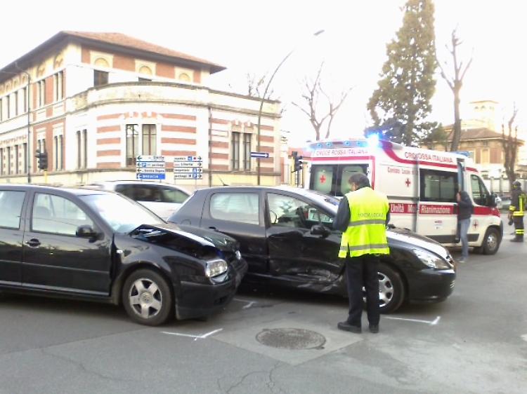 Scontro fra due auto in viale Trento Trieste