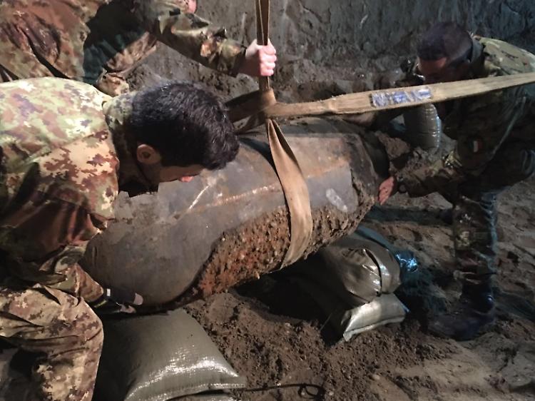 Bomba d'aereo inesplosa spunta dal cantiere sull'Adda