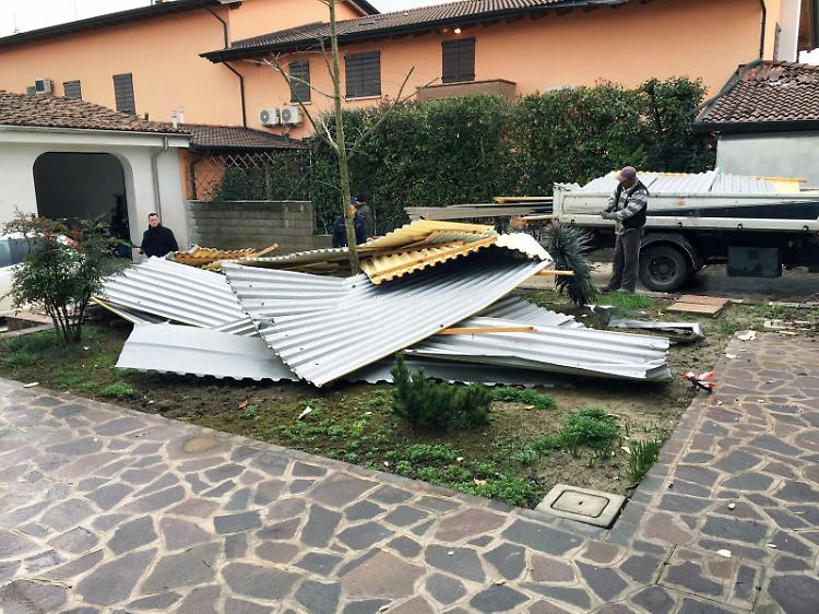 Maltempo, il vento scoperchia il tetto di un condominio