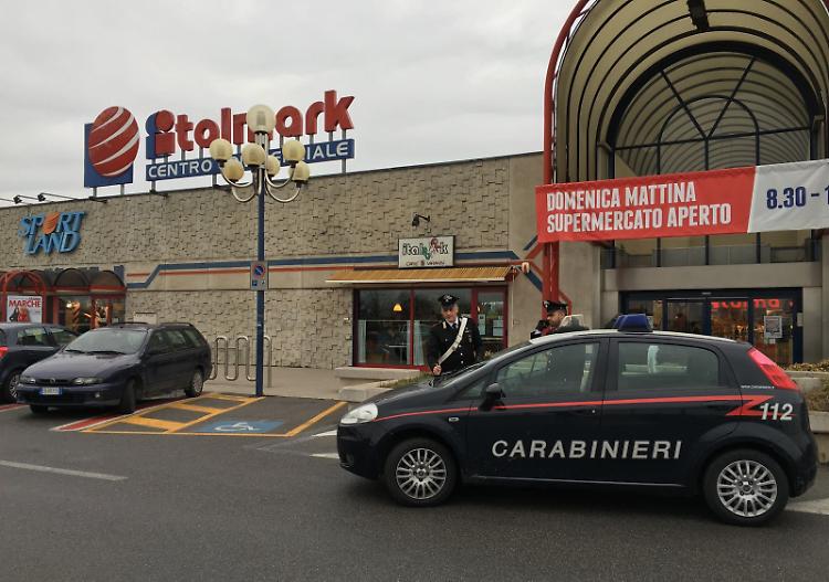 Rubano alcolici a Orzinuovi, coppia arrestata