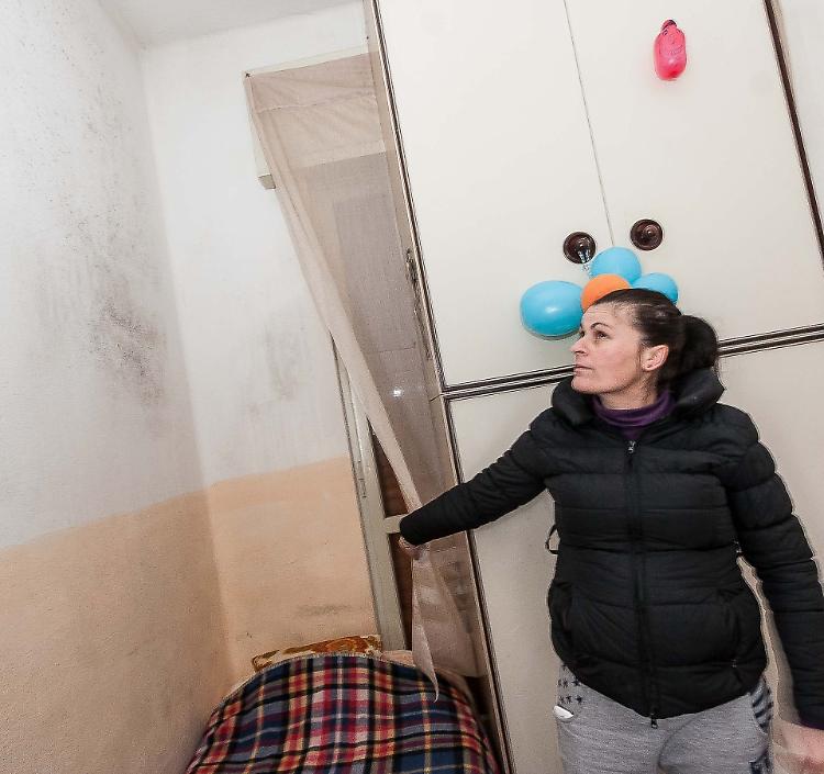 «Incinta e con due figli piccoli al freddo e tra la muffa»