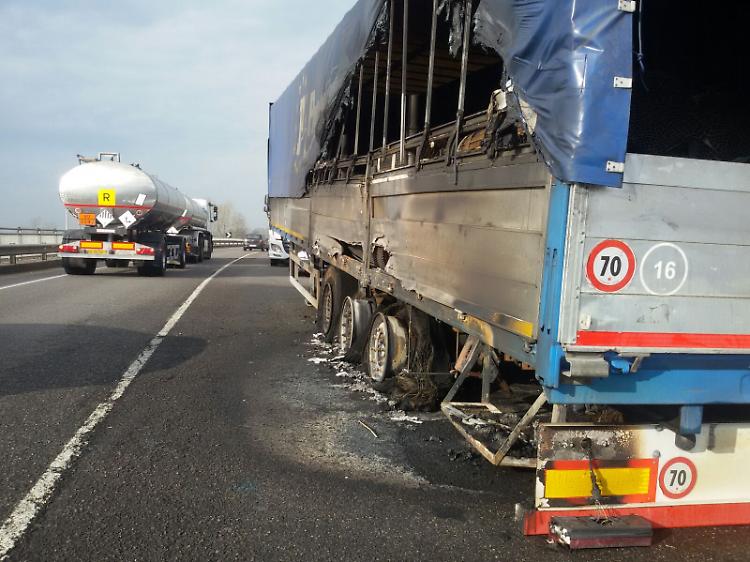 Incendio al Tir, caos in tangenziale