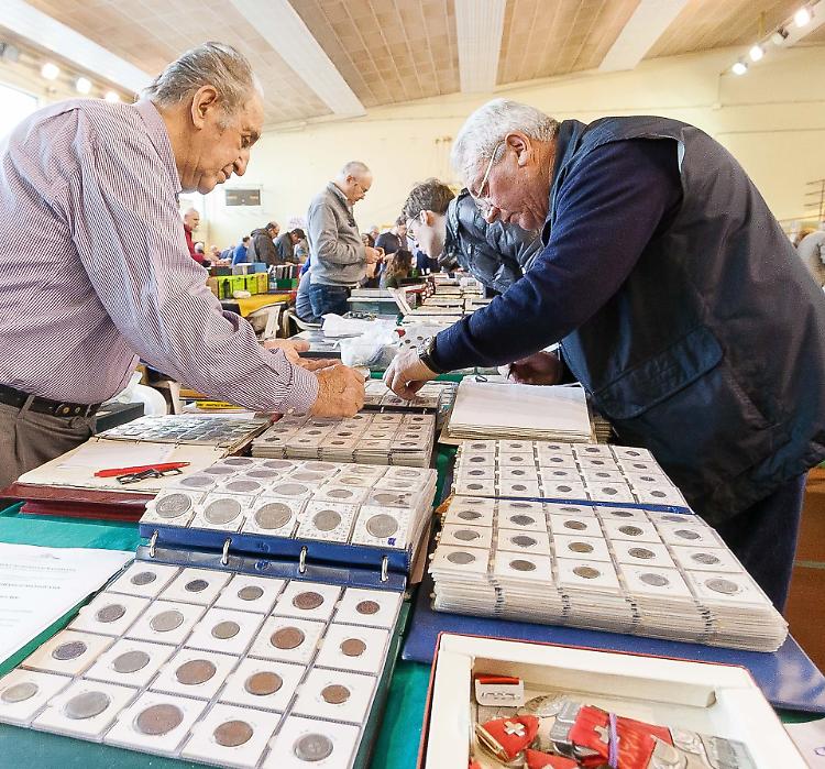 Francobolli e monete anticheGran folla e buoni affari
