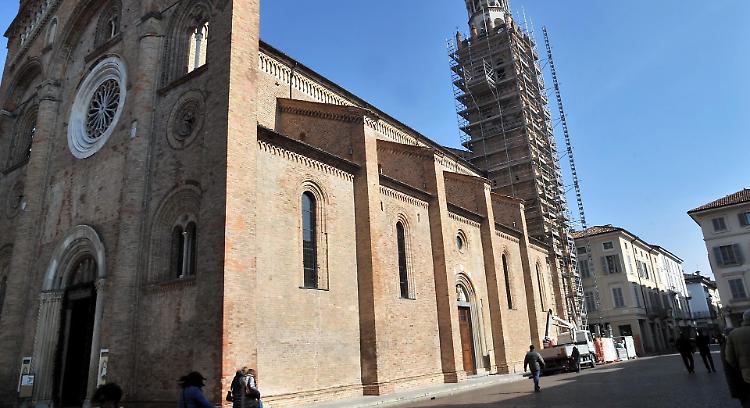 Ammalati torre e campanoneIl duomo ha bisogno di restauri
