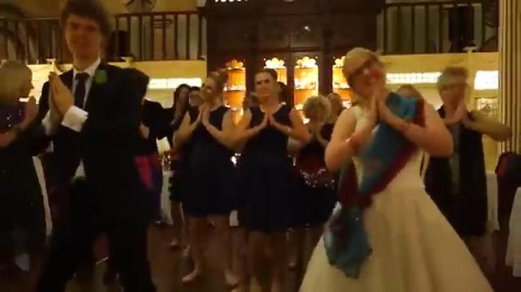 Londra, matrimonio stile Bollywood: il ballo degli sposi è un omaggio all'India