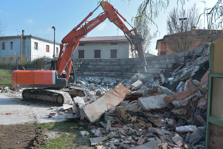 Parco da riqualificare, in azione il mega martello pneumatico