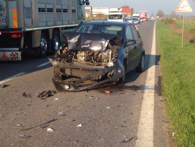 Tampona furgone, auto distrutta