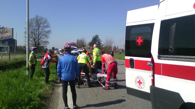 Ciclo amatore cade e rischia di venire travolto da un tir