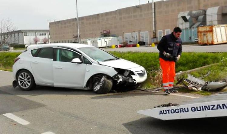 Finisce con l'auto contro manufatto in cemento, ragazza in ospedale