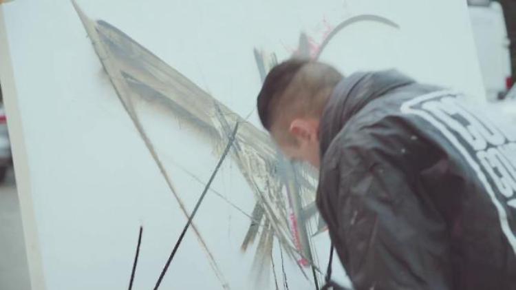 Spray, nastro e colpi di spatola: è la street art di Eric e Tawa