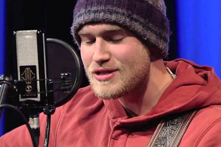 Il cantautore giramondo  Tom Dibb fa tappa a Corte de&rsquo;Cortes