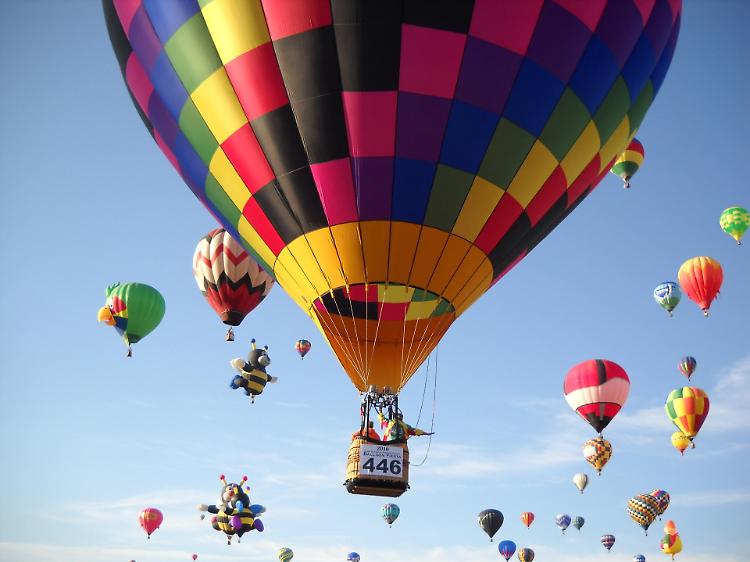 Lo spettacolo delle mongolfiere per il Festival del Volo al parco della Reggia di Monza