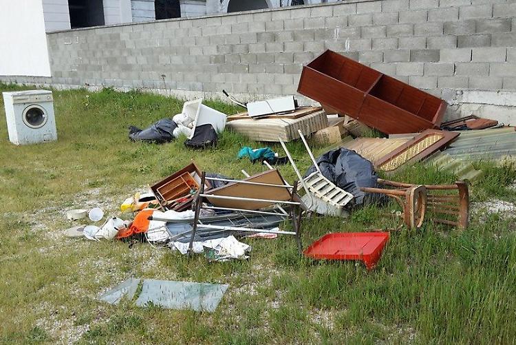 Casa svuotata, discarica abusiva davanti al cimitero