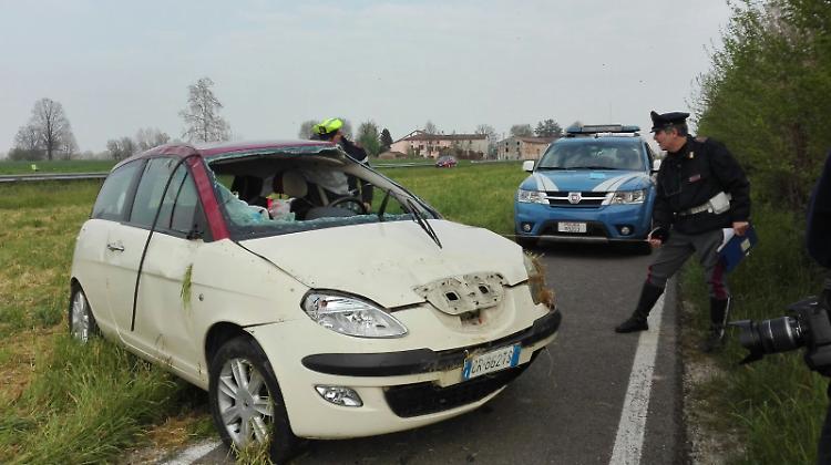 Fuori strada, auto sulla ciclabile: 63enne finisce in ospedale