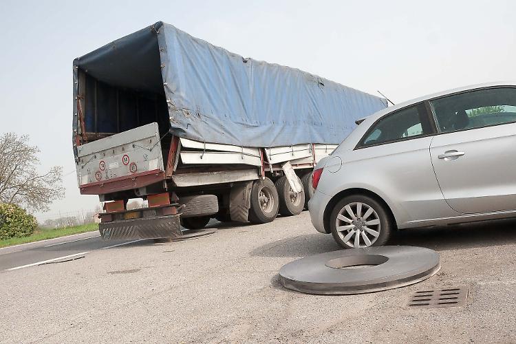 Camion perde coil sulla Paullese, danneggiate le auto della concessionaria