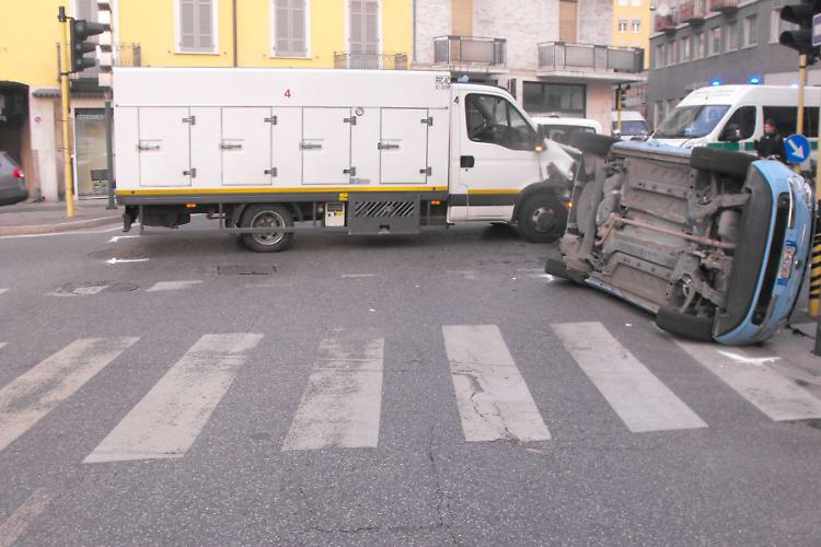 Carambola in porta Milano, auto si ribalta