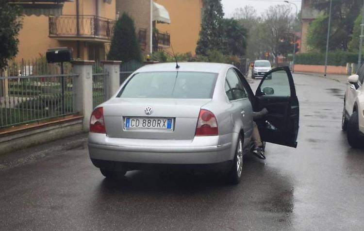 Fotografa i malviventi in fuga su un'auto con targa clonata