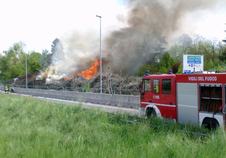 Incendio in area Politecnico, vigili del fuoco al lavoro