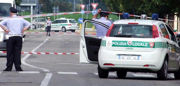 Urta con l'auto uno scooterista, ma non si ferma