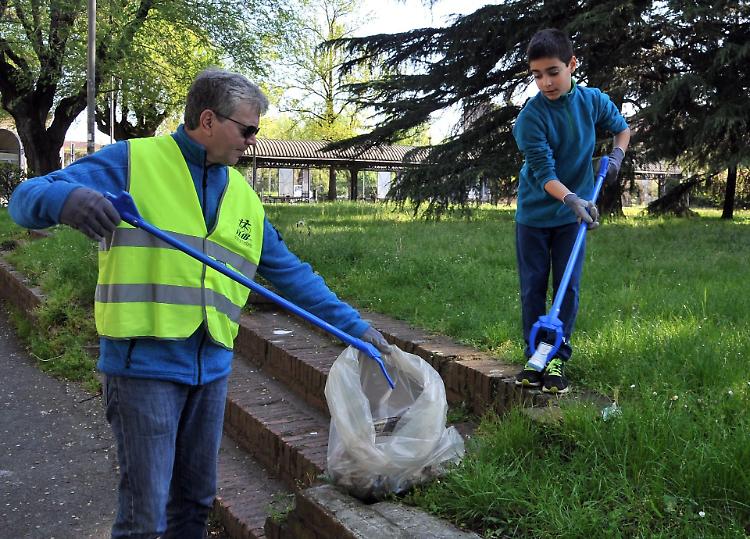 Aiuole libere dai rifiuti, volontari in azione