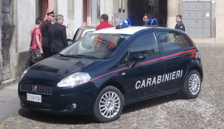 Sessantenne ruba due borse, inseguito e preso dai cittadini