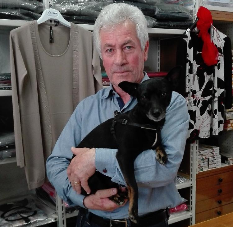 Polpetta avvelenata nell'orto, salvo il cagnolino