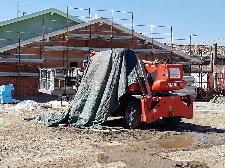 Incendio doloso in cantiere