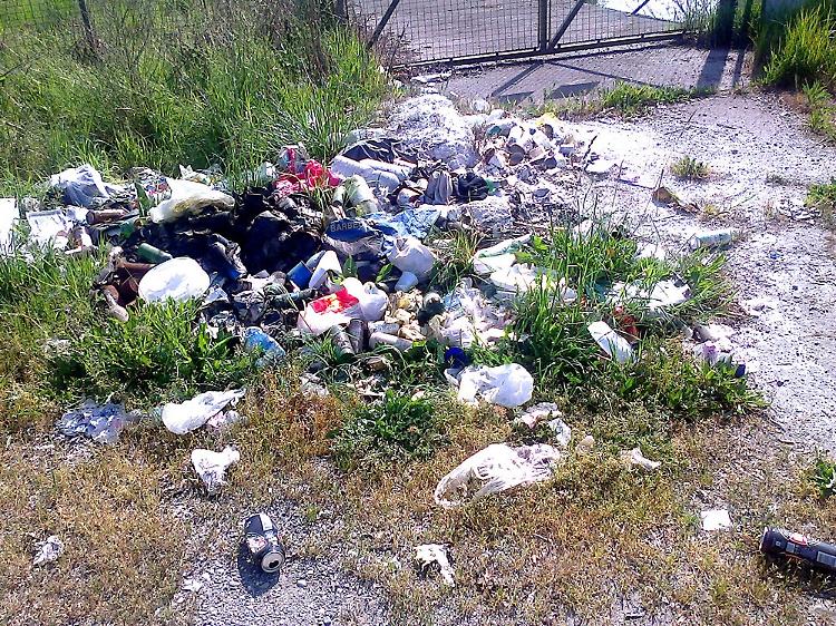 Rifiuti e detriti, via Riglio come una discarica