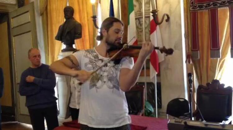 Genova, il violinista Garrett suona il Cannone di Paganini: "Great"