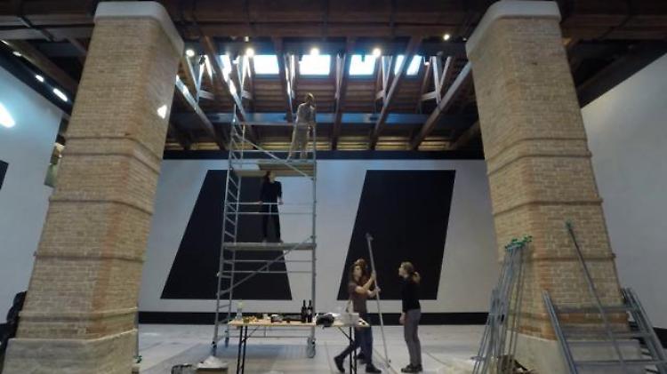 Venezia. Punta della Dogana: l'allestimento della mostra Accrochage in time lapse