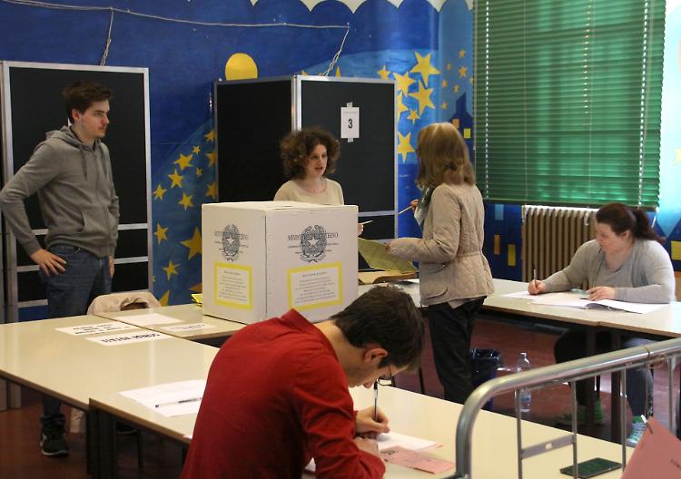 Referendum, alle 12 l'affluenza in provincia &egrave; del 18,9%