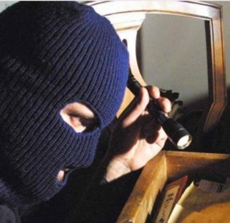 Ladri incappucciati, paura in paese